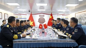 Réunion entre les commandants des deux escadrons navals à bord du navire 568 de la marine chinoise. Photo : qdnd.vn