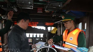 Vérifier les documents et les procédures des navires de pêche avant le départ. Photo : VNA