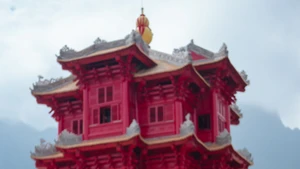 La tour rouge attire autant les locaux que les touristes. Photo : vietnamnet.vn