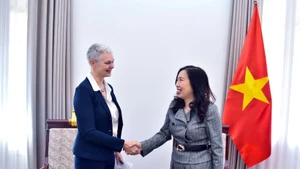 La vice-ministre des Affaires étrangères, Le Thi Thu Hang (droite) et l'ambassadrice de Norvège au Vietnam, Hilde Solbakken. Photo : VNA.
