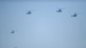 Le déploiement a eu lieu vendredi 10 janvier, lorsque six équipages d'hélicoptères du 916e régiment de la 371e division, relevant du Service de défense aérienne et des forces aériennes du ministère de la Défense nationale, ont effectué une manœuvre entre les aéroports de Hoa Lac et de Gia Lam, tous deux situés dans la capitale vietnamienne. Photo : tienphong.vn