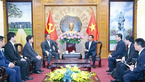 Le secrétaire du comité provincial du Parti de Thanh Hoa, Nguyen Doan Anh, reçoit la délégation du groupe Sumitomo. Photo : https://vneconomy.vn/