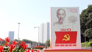 Le secteur de l’axe Thang Long - Pham Hung (entrée principale du Centre national des conférence) se pare de drapeaux et de fleurs à l’approche du XIVᵉ Congrès du Parti communiste du Vietnam. Photo : Tuan Diep.