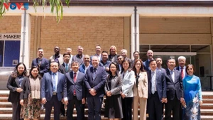 Duong Thi Hông Liên (à droite, en tunique bleue) au Forum Australie-Occidentale-Vietnam, novembre 2025. Photo : VOV.