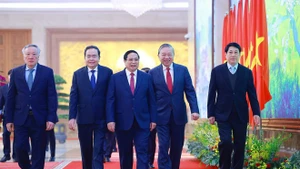 De gauche à droite: le vice-Premier ministre permanent Nguyên Hoa Binh, le président de l'Assemblée nationale Trân Thanh Mân, le Premier ministre Pham Minh Chinh, le secrétaire général du Parti Tô Lâm et le président de la République Luong Cuong. Photo : VNA.