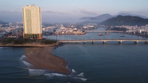 Ces derniers jours, un banc de sable long de plus de 100 mètres et large d’environ 50 mètres est apparu sur la plage de Nha Trang, à proximité du pont Tran Phu, attirant l’attention des habitants et des touristes. Photo : tienphong.vn