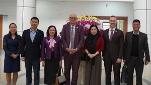 Le Dr Aleksandar (Sasha) Bodiroza pose pour une photo avec des représentants et des responsables du ministère de la Santé et de l'UNFPA. Photo : NDEL.