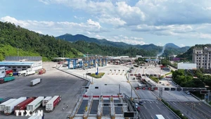 Le poste frontalier de Youyi Guan (ville de Pingxiang, région autonome Zhuang du Guangxi, Chine), jouxtant le poste frontalier international de Huu Nghi du Vietnam, province de Lang Son. Photo: VNA