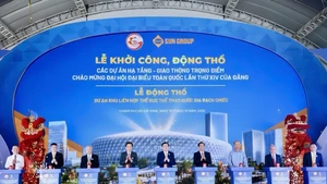 Les délégués à la cérémonie de pose de la première pierre du projet du Complexe national des sports de Rach Chiec. Photo : VNA.