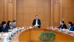 Tran Cam Tu, membre du Bureau politique et permanent du Secrétariat du Comité central du Parti communiste du Vietnam, préside la réunion. Photo : NDEL.