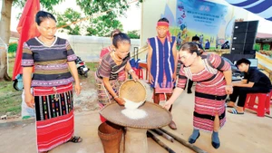 Des ethniques de Xtieng de la commune de Tan Hung, province de Dong Nai, pilent du riz lors de la fête du nouveau riz. Photo : NDEL.