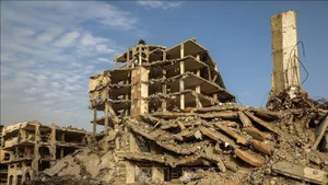 Des habitants marchent au milieu des décombres d'immeubles détruits par le conflit à Gaza. Photo : Xinhua/VNA