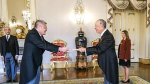 L’ambassadeur du Vietnam au Portugal, Nguyen Manh Thang, remet les lettres de créance du président vietnamien, Luong Cuong, au président portugais, Marcelo Rebelo de Sousa. Photo : NDEL.