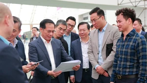 Le vice-Premier ministre Bui Thanh Son inspecte les préparatifs de la Foire du Printemps 2026. Photo : VNA