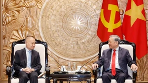 Le secrétaire général du PCV To Lam (droite) et Liu Haixing, membre du Comité central (CC) du Parti communiste chinois (PCC), chef du Département international du CC du PCC et envoyé spécial du secrétaire général et président chinois Xi Jinping. Photo: VNA