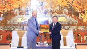 Le 29 janvier, le président du Comité populaire de la ville de Hanoï, Vu Dai Thang, a reçu l’ambassadeur de Suisse au Vietnam, Thomas Gass. Photo : hanoimoi.com.vn
