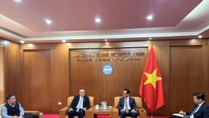 Le vice-président de l’Union des organisations d’amitié du Vietnam, Dong Huy Cuong, reçoit le vice-ambassadeur de Cuba au Vietnam, Joy Puentes Saldise. Photo : thoidai.com.vn