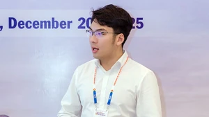 Nhat Anh présente sa recherche lors d'une conférence scientifique internationale. Photo : NDEL.