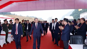Le secrétaire général Tô Lâm à la cérémonie de pose de la première pierre du collège-internat de Truong Hà. Photo : VNA.