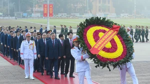 La délégation des dirigeants du Parti et de l’État, conduite par le Secrétaire général du PCV To Lam, dépose une gerbe de fleurs au Monument aux Héros et aux Martyrs, rue Bac Son. Photo : VNA.