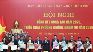 Le Premier ministre Pham Minh Chinh remet des certificats de mérite du Comité du Parti du gouvernement à des personnes ayant obtenu des résultats remarquables. Photo : NDEL.
