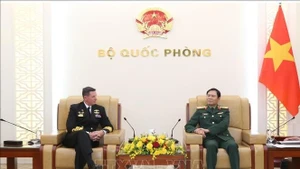 Le général Nguyen Tan Cuong, chef d'état-major de l'Armée populaire du Vietnam et vice-ministre de la Défense (droite) et le vice-amiral Mark Hammond, commandant de la Marine royale australienne, le 30 janvier à Hanoï. Photo: VNA