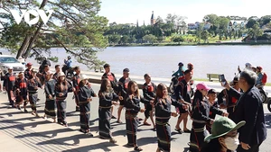 Le festival de rue de Da Lat, qui rassemble des artisans issus de groupes ethniques minoritaires des Hauts Plateaux du Centre, attire aussi bien les locaux que les touristes. Photo : VOV.