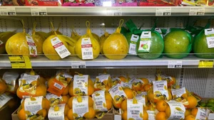 Des fruits vietnamiens sur les étagères d'un supermarché au Royaume-Uni. Photo : VNA.