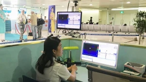 Le secteur de la santé a renforcé la surveillance épidémiologique à l’aéroport international de Tân Son Nhât à Hô Chi Minh-Ville. Photo : VNA