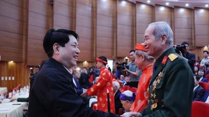 Le président Luong Cuong adresse ses vœux de Nouvel An lunaire aux populations de la province de Lao Cai. Photo : VNA.
