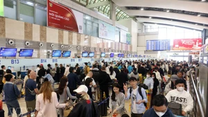 Des passagers à l'aéroport international de Nôi Bai, Hanoi. Photo: VNA.