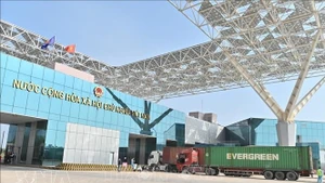 Activités d’import-export au poste-frontière de Mong Cai. Photo d’archives : VNA.