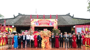Les dirigeants de la commune de My Duc offrent des fleurs au comité d’organisation et adressent leurs vœux pour que la fête traditionnelle de Phù Lưu Tế se déroule avec solennité, sécurité et plein succès. Photo : hanoimoi.vn