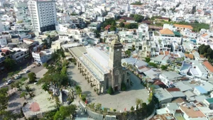 Située rue Thai Nguyen, dans le quartier de Nha Trang, la cathédrale de la Montagne (Nhà thờ Núi) est l’un des monuments religieux et symboles touristiques les plus emblématiques de la ville côtière. Elle est à la fois un lieu de célébration quotidienne des offices et un site prisé pour les visites, la photographie et la découverte de son histoire et de son architecture. Photo : tienphong.vn