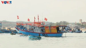 Les pêcheurs de la commune de Van Tuong partent en mer pour la pêche. Photo : VOV.