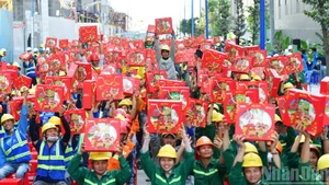 Une atmosphère festive a envahi le chantier du projet de complexe d’immeubles de grande hauteur Sycamore, lots B9 et B10, dans le quartier de Binh Duong, à Hô Chi Minh-Ville. Photo : NDEL.