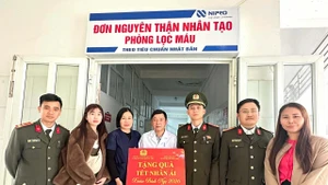 Une délégation de Vietnamiens résidant à l’étranger, en coordination avec la Police provinciale de Quang Tri, a organisé le 3 février le programme « Offrir des cadeaux du Têt solidaires » à l’hôpital général de Le Thuy. Photo : baoquocte.vn