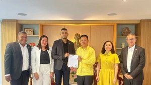 L’ambassadeur Vu Trung My reçoit les dirigeants du parti ENAMORATE venus pour féliciter le Vietnam pour le succès du 14e Congrès national du PCV. Photo : Fournie par l’ambassade du Vietnam