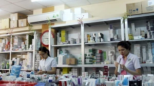 Les hôpitaux organiseront la vente de médicaments 24 heures sur 24, publieront largement les informations nécessaires et assureront des permanences pendant les jours fériés afin de garantir la continuité de l’approvisionnement. Photo : VNA.