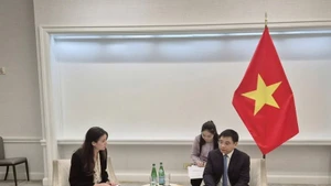 Le ministre Nguyen Van Thang a vivement salué le rôle d'Intel en tant que partenaire stratégique de premier plan dans les secteurs des semi-conducteurs et des hautes technologies. Photo : https://mof.gov.vn/