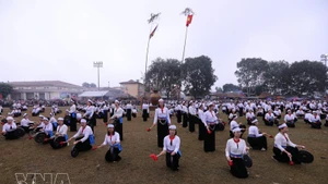 Spectacle de gongs de l'ethnie Muong de la province de Phu Tho. Photo : VNA.