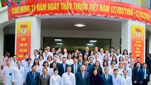 Le Secrétaire général du Parti communiste vietnamien, Tô Lâm, aux côtés du personnel de l’Hôpital de l’Amitié. Photo : VOV.