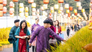 Les aménagements décoratifs ont été conçus selon le principe de préservation, sans intervention sur la structure architecturale ni sur l’axe spatial caractéristique du site patrimonial. Les matériaux utilisés sont principalement le bambou et le bois, associés à un système d’éclairage discret afin de conserver le caractère solennel du lieu. Sur la photo, Ngo Le Van, vice-ministre des Affaires étrangères et président de la Commission nationale vietnamienne pour l’UNESCO, visite l’allée florale du Nouvel An. Photo : VNE