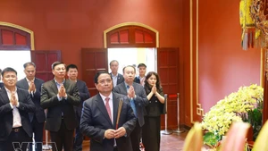 Le Premier ministre Pham Minh Chinh offre de l’encens à la Cité impériale de Thang Long. Photo : VNA.