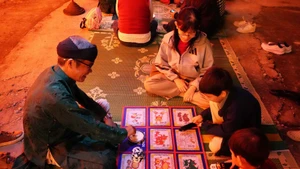 Jeux folkloriques traditionnels dans le cadre du programme du « Festival royal du Têt » à la Citadelle impériale de Hué. Photo : VNA