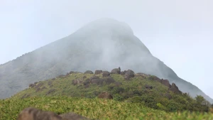 Au retour, Pa Thien - Voi Mep est enveloppé d'une fine brume. La route qui s'enfonce dans la forêt de Truong Son s'adoucit à mesure que la lumière du soleil filtre à travers la canopée, illuminant les rochers couverts de mousse.