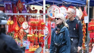 Des touristes étrangers visitent Hanoï à l'approche du Têt (Nouvel An lunaire). Photo : NDEL.