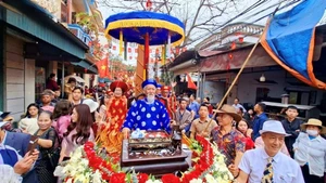 Le point culminant de cette année est la procession des grands anciens vers le temple pour l’offrande d’encens en mémoire des pionniers défricheurs. Photo : baovanhoa.vn