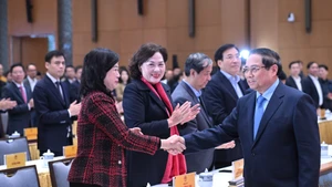 Le Premier ministre Pham Minh Chinh, président du Conseil central d'Émulation et de Récompense, a présidé la cérémonie de lancement de deux mouvements majeurs au sein des entreprises d'État. Photo : NDEL