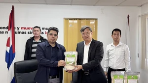 Des représentants du gouvernement vietnamien et de l’entreprise rizicole AgriVMA ont remis 250 tonnes de riz au titre d’une aide non remboursable destinée à la partie cubaine. Photo : VNA.
